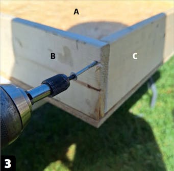 Plantevæg: Saml rammen i hjørnerne Plantevæg: Saml rammen i hjørnerne